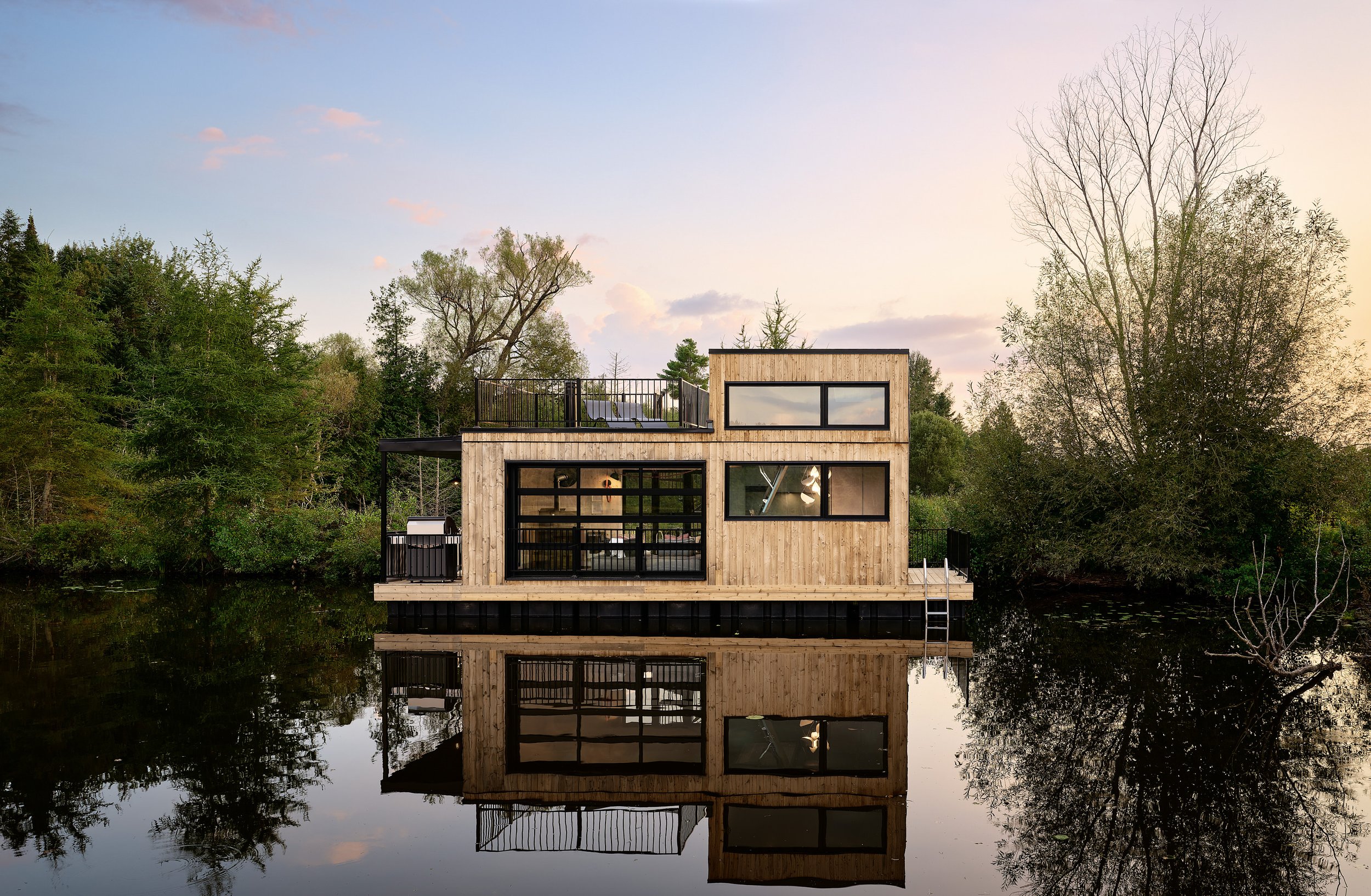 BoraBoral Floating Cabin Quebec